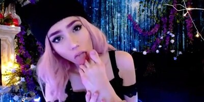 Beautiful otaku girl worshiping her feet and sucking them