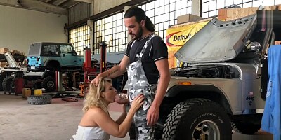 La zia sfondata con una doppia anale dal meccanico