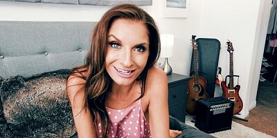 Glamorous mommy with a perfect booty Silvia Saige looks great from behind