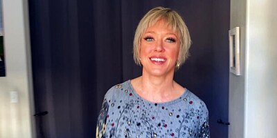 Soloing rich MILF Dee Williams anally fucked herself in the darkroom