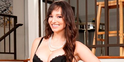 Good-looking brunette Lexi Luna nicely sucks a hard penis