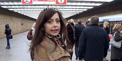 Seductive all-natural teen brunette sucks a hard penis