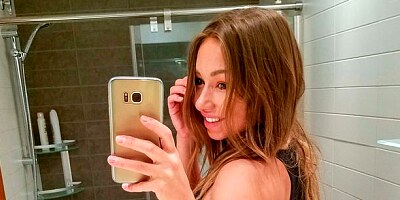 Passionate beauty with round bottom Taylor Sands jumps on a huge dong