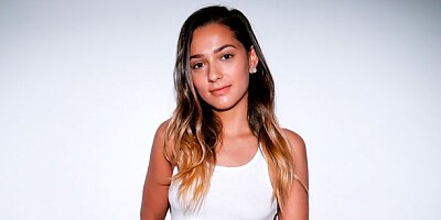 Cute-looking chick Jaye Summers is having fun with a big penis