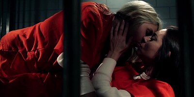 Two sexy prisoners diversify their day with lesbian games
