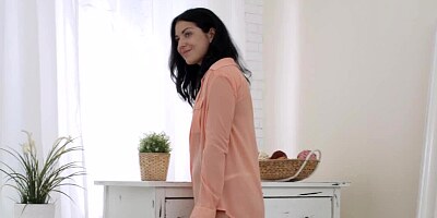 Stunning cutie enjoys morning sex with her boyfriend