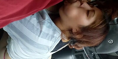 Nalgona infiel me da una mamada en el carro