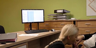 LOAN4K. Karol veut une nouvelle voiture chere et est pret a tout