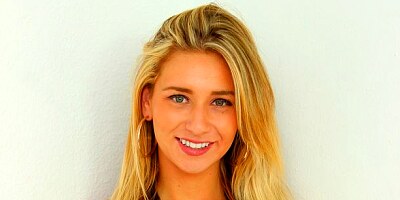 Bitchy hottie Mickey Tyler opens her cock-hungry wet pussy