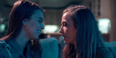 Karla Kushand Jill Kassidy are getting home just to fuck on the bed