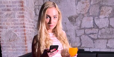 Good-looking blonde hottie Jenny Wild stimulates her wet pussy