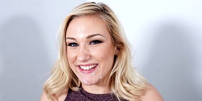 Pretty playful blonde teen Daisy Lynn gives a very good blowjob