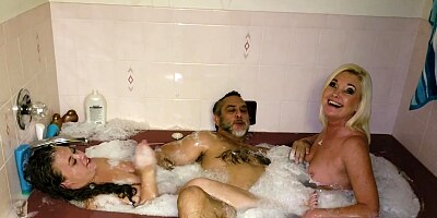 3some Eating Pussy And Squirting In The Bathtub And Bedroom