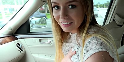 A babe with a nice body is in the car, fucking and sucking