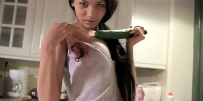 Teengirl Jasmin macht es sich mit der Gurke