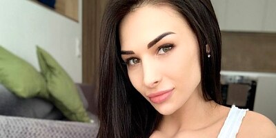 Beautiful soloing chick Fiamurr rubs her shaved pussy with passion