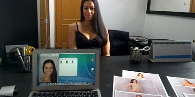 Good-looking brunette opens her wet crack on the casting