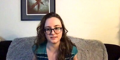 Soloing nerdy model Jay Taylor opens her hairy wet pussy