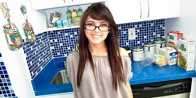 Sweet handjob provided by a very skillful hottie Oxuanna Envy