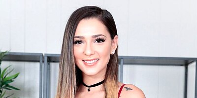 An innocent teen Jaye Summers is sucking a big dick in POV