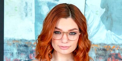 Beautiful chick Annabel Redd gives a pretty good blowjob