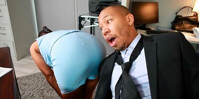 Latina with big boobs Luna Star gives a professional blowjob
