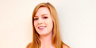 Redhead girlfriend Dolly Leigh gives a passionate hands-free blowjob