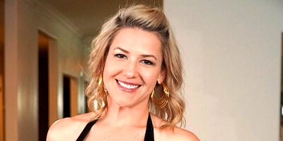 Golden girlfriend Kit Mercer gives a gorgeous blowjob on the knees