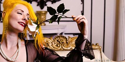 Busty chick in black high heels Una Solitaire stimulates her crack