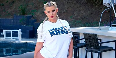 Beautiful blonde Julie Cash feels his dick inside her crack