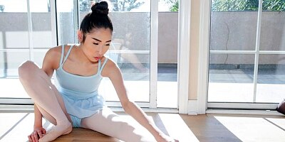 Asian cutie with an innocent face Eva Yi loves his massive dick