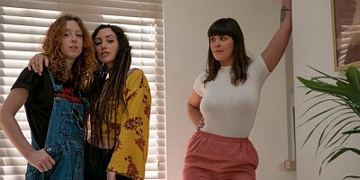 Two babes Stevie Green and Verde are having sex in the bedroom