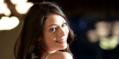 Soloing black-haired hottie Arwen Gold stimulates her little pussy