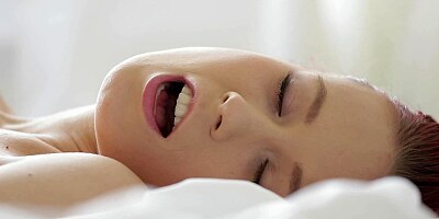 Dildo helps redhead to wake up and get positive emotions for day