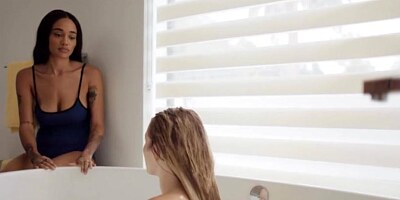 Scarlett Sage and Julie Kay enjoys having sex with each