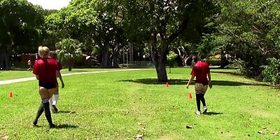 Marvelous minx attacks phallus with mouth