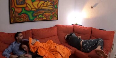 Sexo a escondidas sale mal y nos pillan pero se quedan