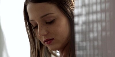 Hot thing is shaking her ass while she by herself in the room