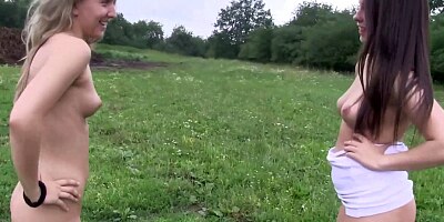 Les teen fingered outside - video 1