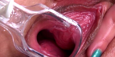 Sunny Diamond spreads her pussy with speculum