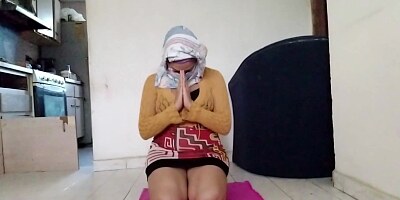 Praying And Masturbating For Horny Muslim Squirting Arab Mom