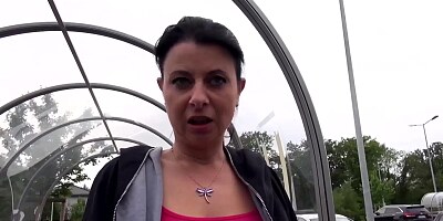 Hausfrau Bonny Devil im Auto fremd gegangen