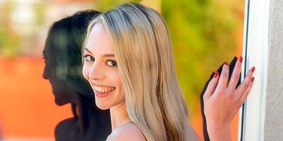 Stunning kinky blonde Lily Larimar opens her little hole