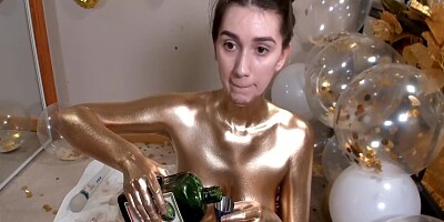 Cam Girls - Cute Birthday Girl In Gold Body Paint