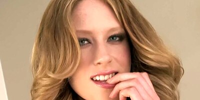 Pretty lady Anya Amsel masturbates on cam