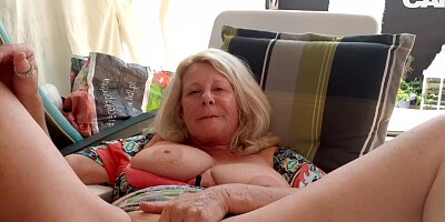 Slutty mature lady is spreading and rubbing cunt on webcam