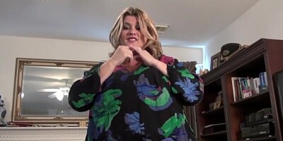 Well rounded BBW milf Roxee Robinson from Canada rubs her sensitive parts