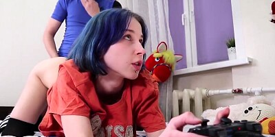 Teen Gamer Girl Gets Fucked And Gets Orgasm While She Plays Uncharted