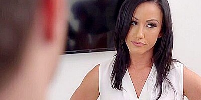 Jennifer White In Mom Takes The Team