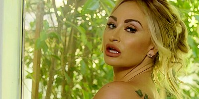 Blonde Has No Acting Skills At All